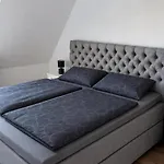 Komplett Renovierte Design-wohnung In Stadtnähe