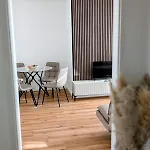 Apartment Komplett Renovierte Design-wohnung In Stadtnähe *