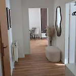 Komplett Renovierte Design-wohnung In Stadtnähe *