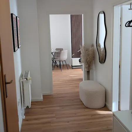 Komplett Renovierte Design-wohnung In Stadtnähe *
