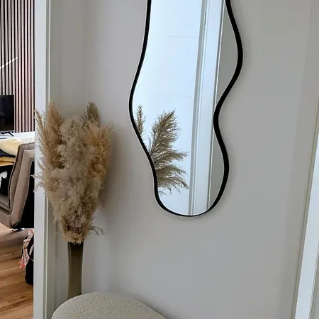Komplett Renovierte Design-wohnung In Stadtnähe Apartment