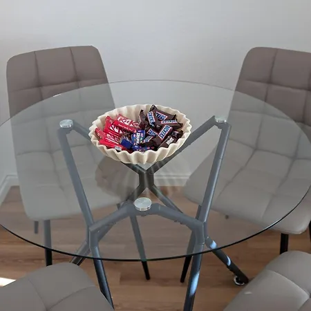 Apartmán Komplett Renovierte Design-wohnung In Stadtnaehe