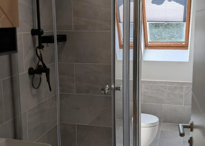 Komplett Renovierte Design-wohnung In Stadtnaehe *