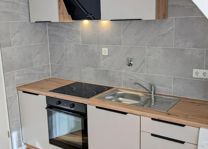 Komplett Renovierte Design-wohnung In Stadtnaehe *